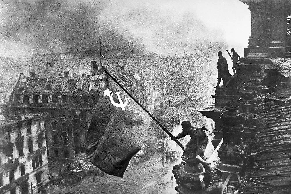 Военнослужащие Красной армии на крыше Рейхстага, 8 мая 1945 года. Обложка © ТАСС / Евгений Халдей