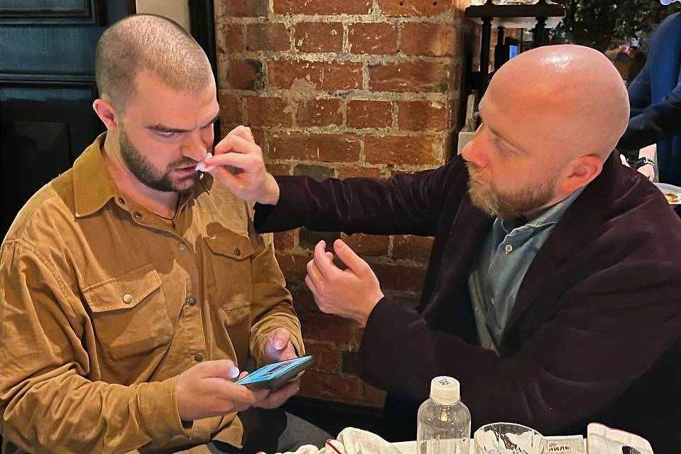 Павел Камин вытирает разбитую верхнюю губу Ильи Трапезника. Обложка © Telegram / Food and the City