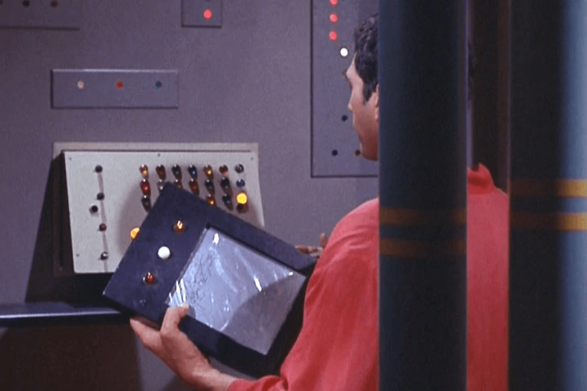 Как планшеты PADD из Star Trek стали реальностью и сегодня используются для работы и учёбы? Фото © Кадр из сериала «Звёздный путь», режиссеры Марк Дэниелс, Джозеф Пивни, Ральф Сененски и др., сценаристы Роберт Блох, Джон Д.Ф. Блэк, Пол Шнайдер и др.