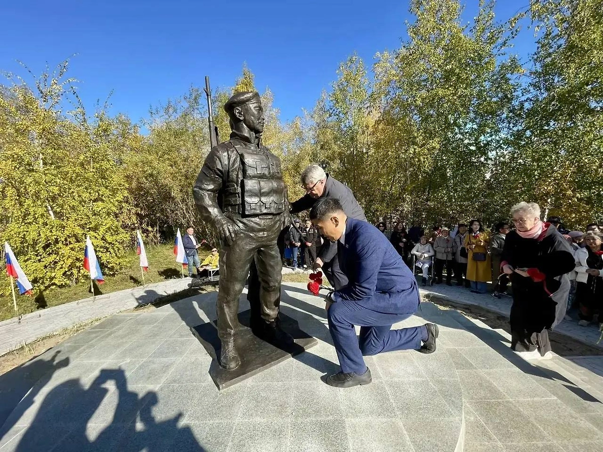 На открытии монумента присутствовали представители власти. Фото © Telegram / AnatolySemyonov