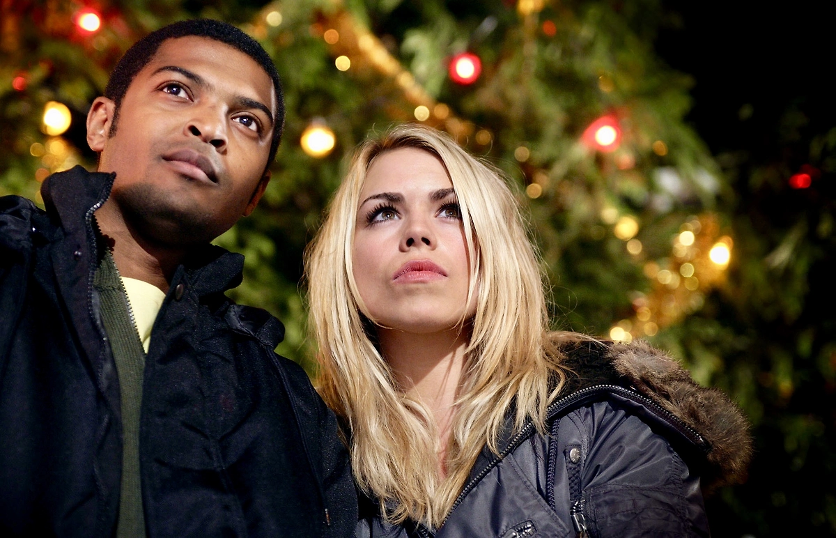 Кадр из фильма © «Рождественское вторжение» (The Christmas Invasion). Реж. Джеймс Хоус, сцен. Рассел Т. Дэвис