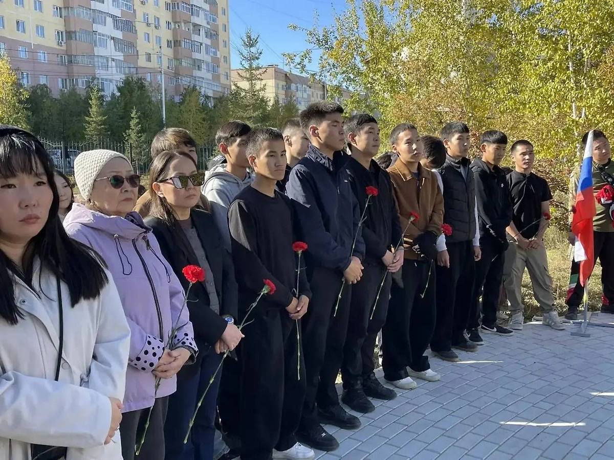 На открытие памятника пришли родные и близкие бойцов, их сослуживцы и студенты. Фото © Telegram / AnatolySemyonov