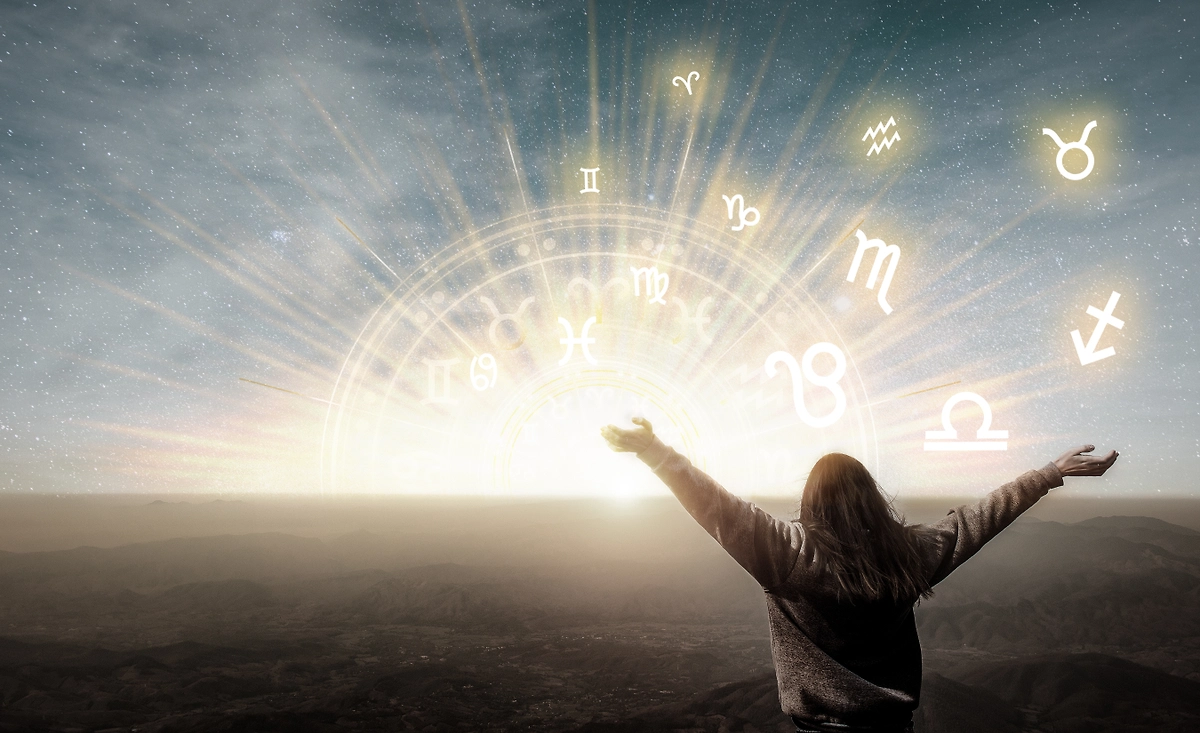 Гороскоп удачи на январь 2026 для всех знаков зодиака. Фото  ©  Shutterstock / FOTODOM / Thanumporn Thongkongkaew