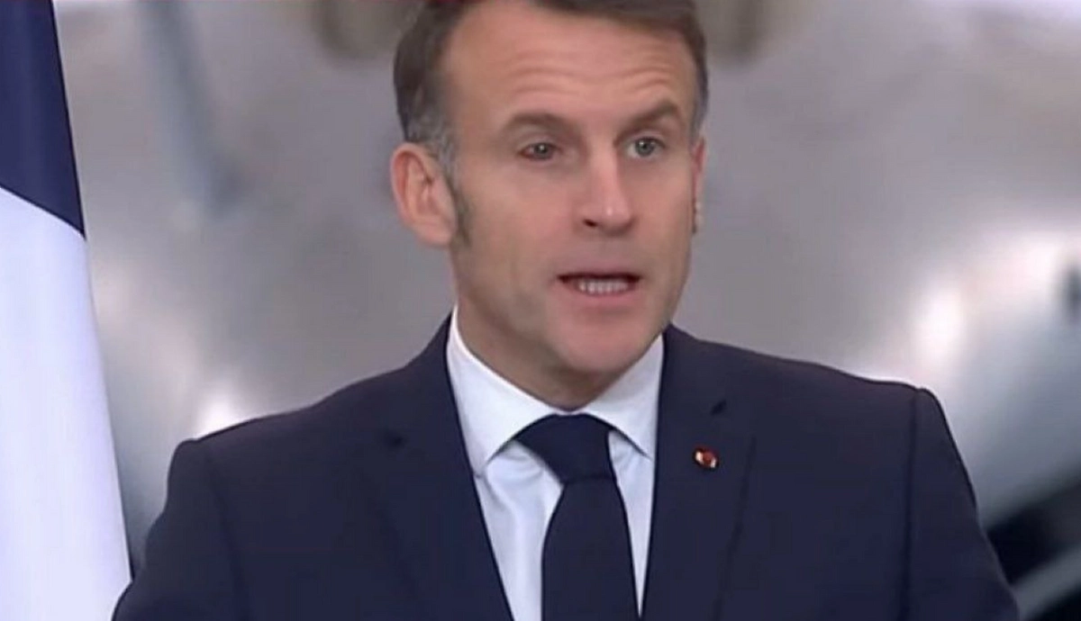 Не жена, а карандаш: Врач назвала 3 причины, почему глаз Макрона мог налиться кровью