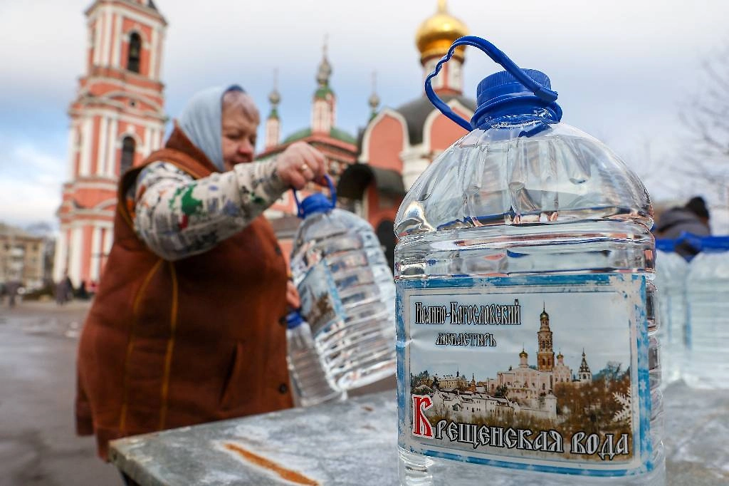 Для чего верующим набирать эту воду и что потом с ней делать? Фото © ТАСС / Александр Рюмин