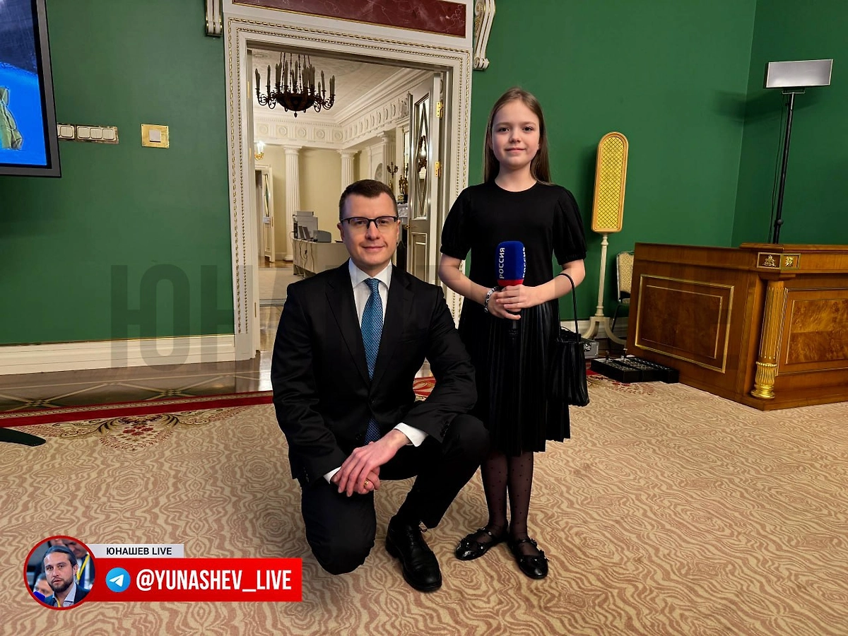 Зарубин с девочкой, которая его заменит. Фото © Telegram / Юнашев LIVE