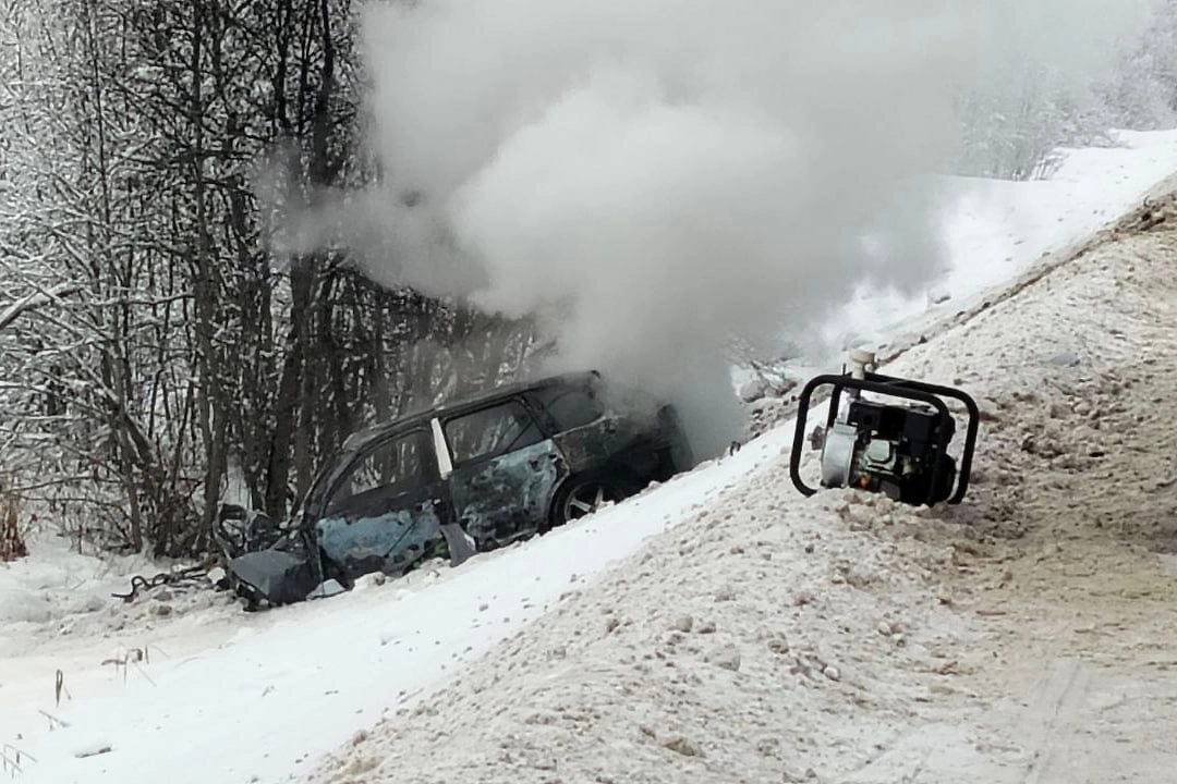 Автобус с детьми столкнулся с Porsche под Архангельском, пострадали 4 человека. Фото © Telegram/УМВД России по Архангельской области