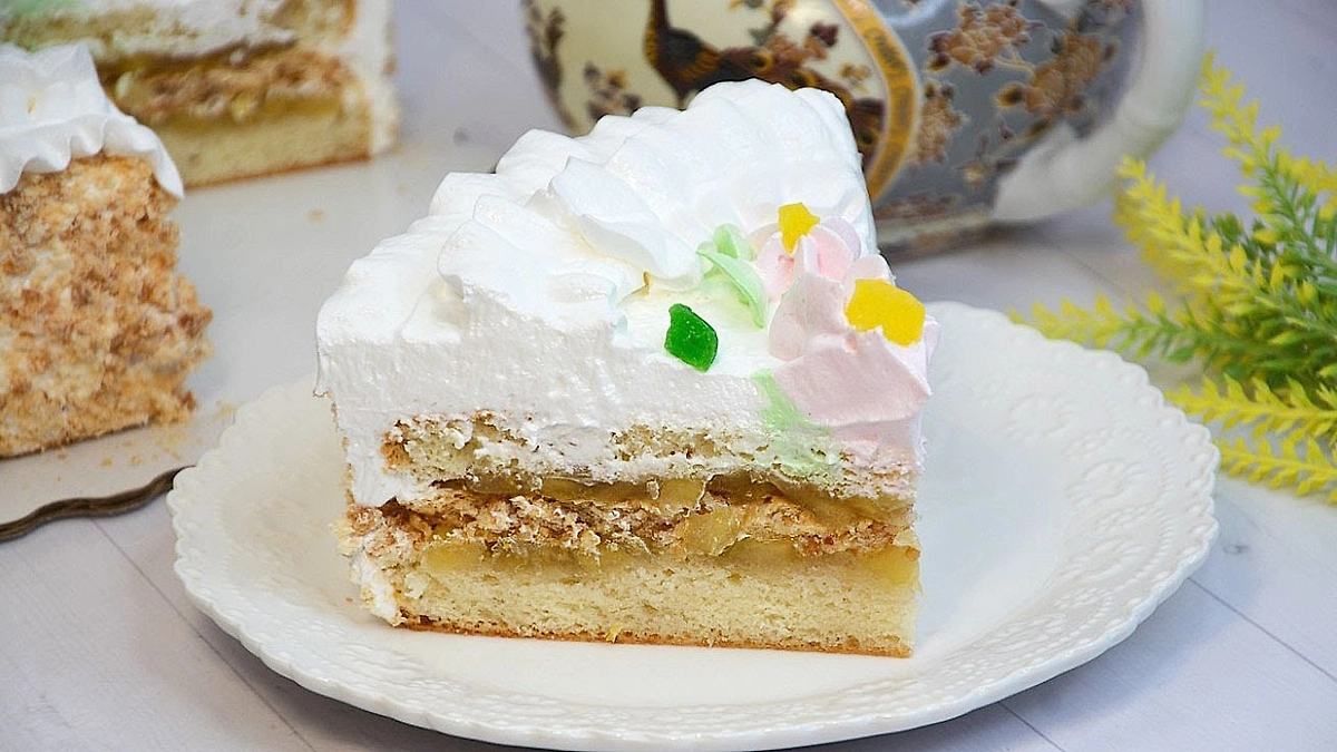 Торт «Яблонька» с белковым коржом и конфитюром. Фото © YoTube / Хочу ТОРТ!