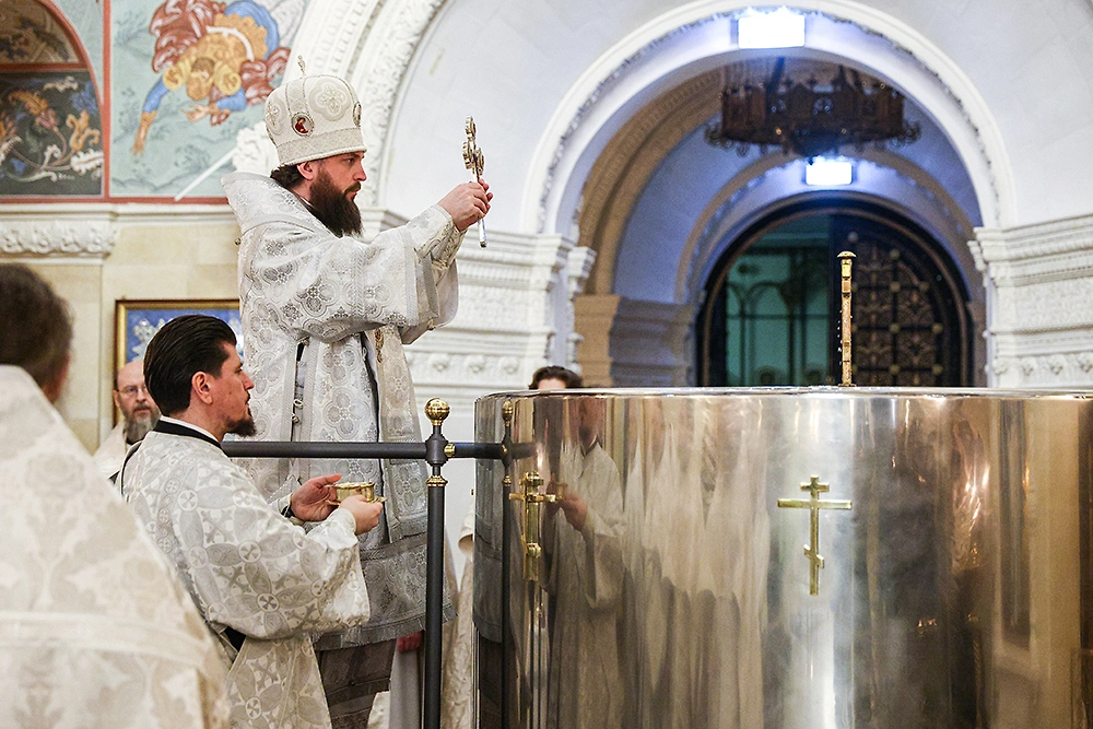 Освящение воды на Крещение Господне: когда и как набрать святую воду. Фото © ТАСС / Александр Щербак