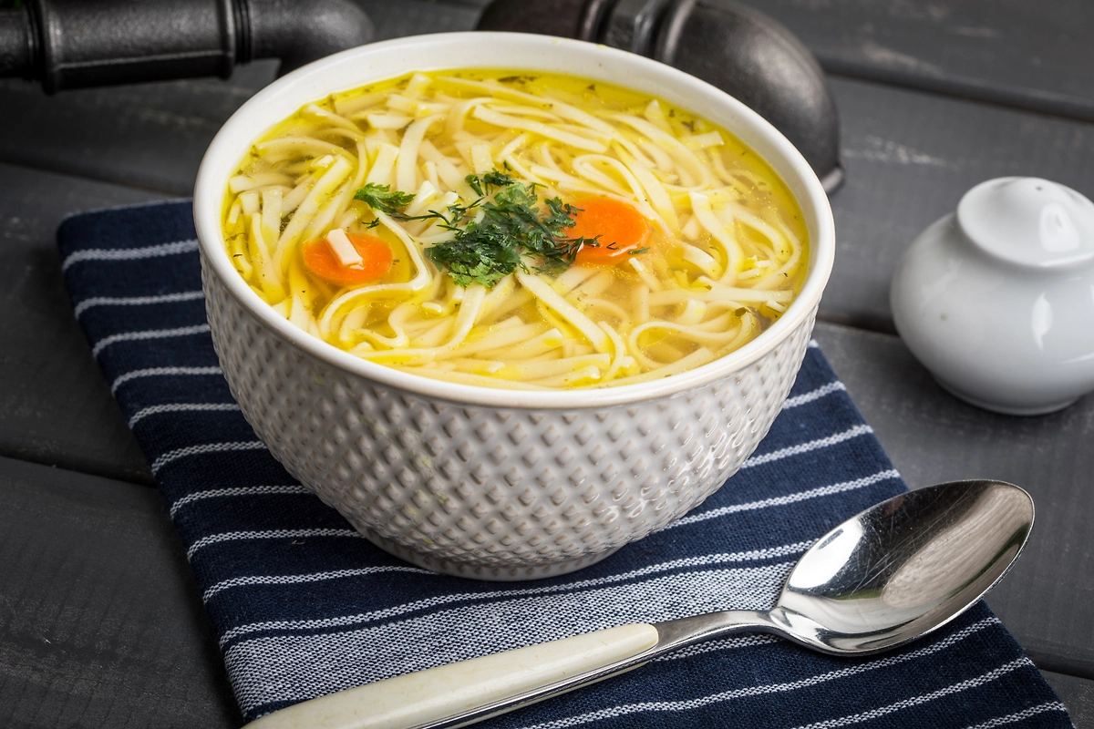 Как приготовить суп с домашней лапшой: подробный рецепт куриного супа с лапшой из яиц и муки. Фото © Shutterstock / FOTODOM / Arkadiusz Fajer