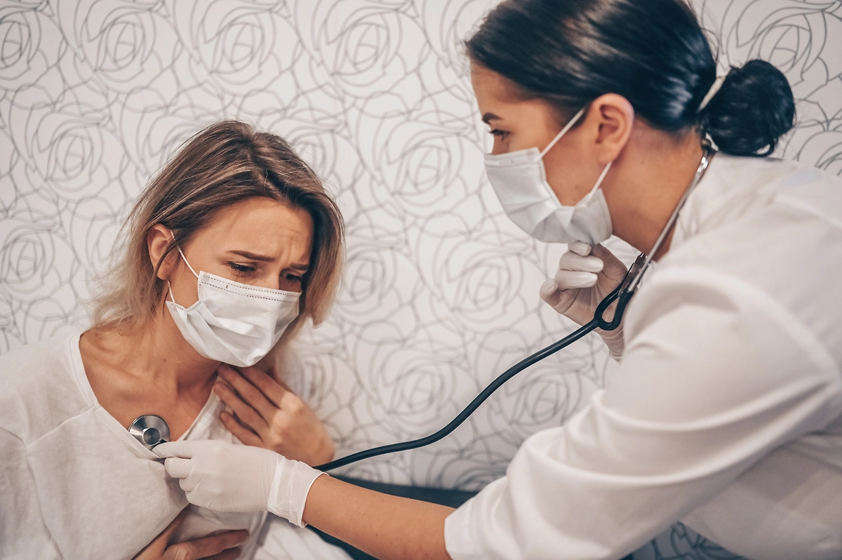 Срочно вызывать скорую помощь или врача при высокой температуре нужно в следующих случаях. Фото © Shutterstock / FOTODOM / Alina Troeva