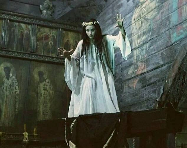 Наталья Варлей летит в гробу. Фото © Кинопоиск