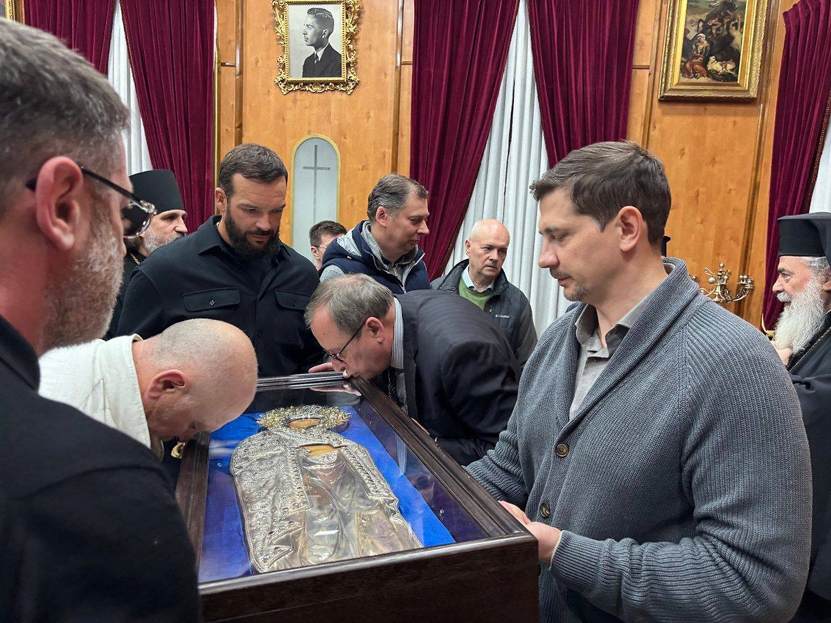 Иерусалимский патриарх Феофил III освятил копию Гефсиманской плащаницы. Фото © Telegram / Посольство России в Израиле