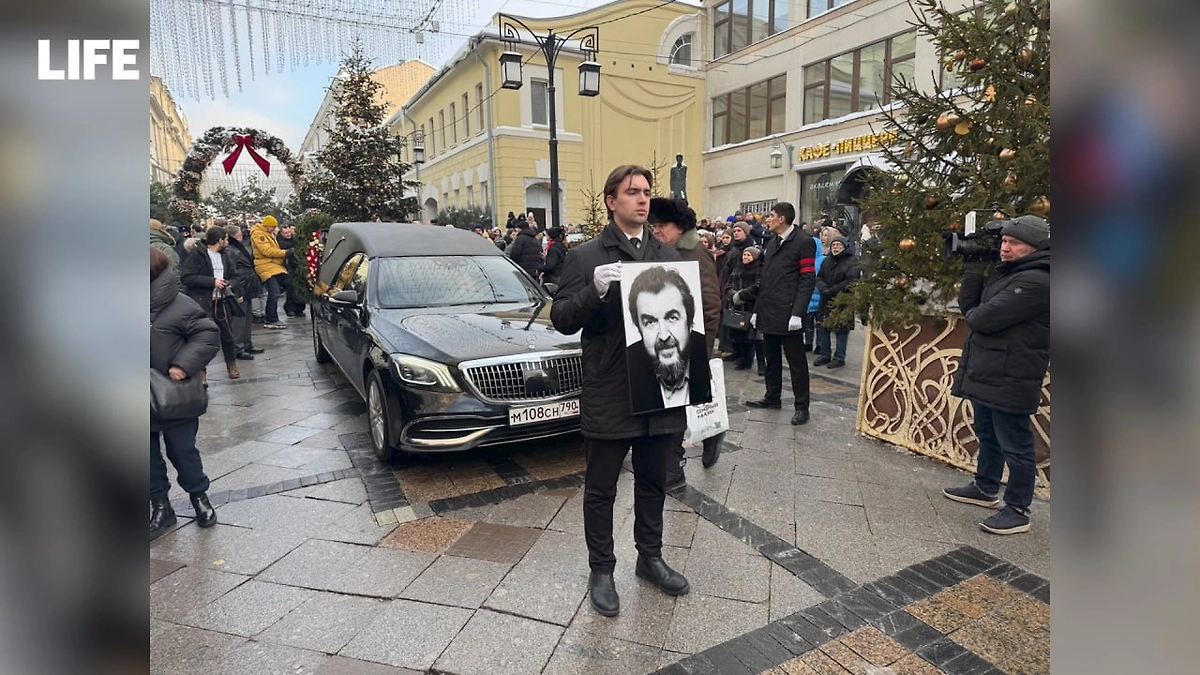 Проститься с Игорем Золотавицким прибыли близкие и коллеги. Фото © Life.ru