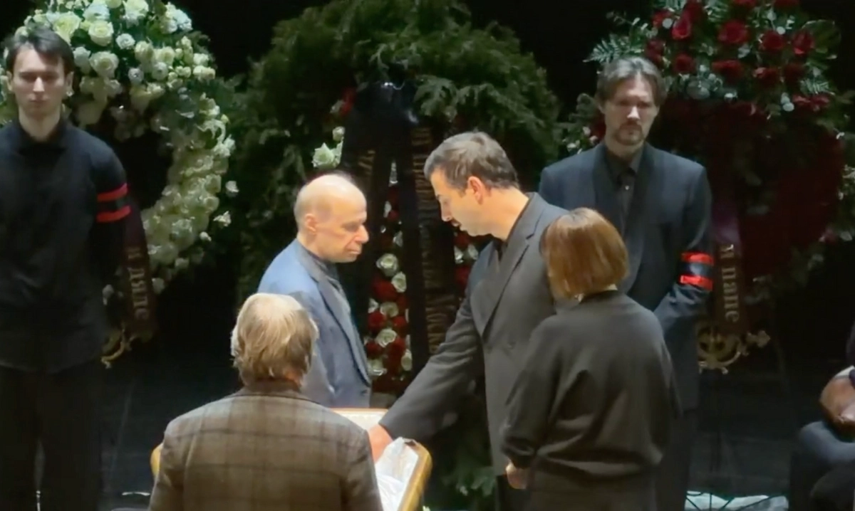 Иван Ургант прощается с Игорем Золотовицким. Обложка © Life.ru