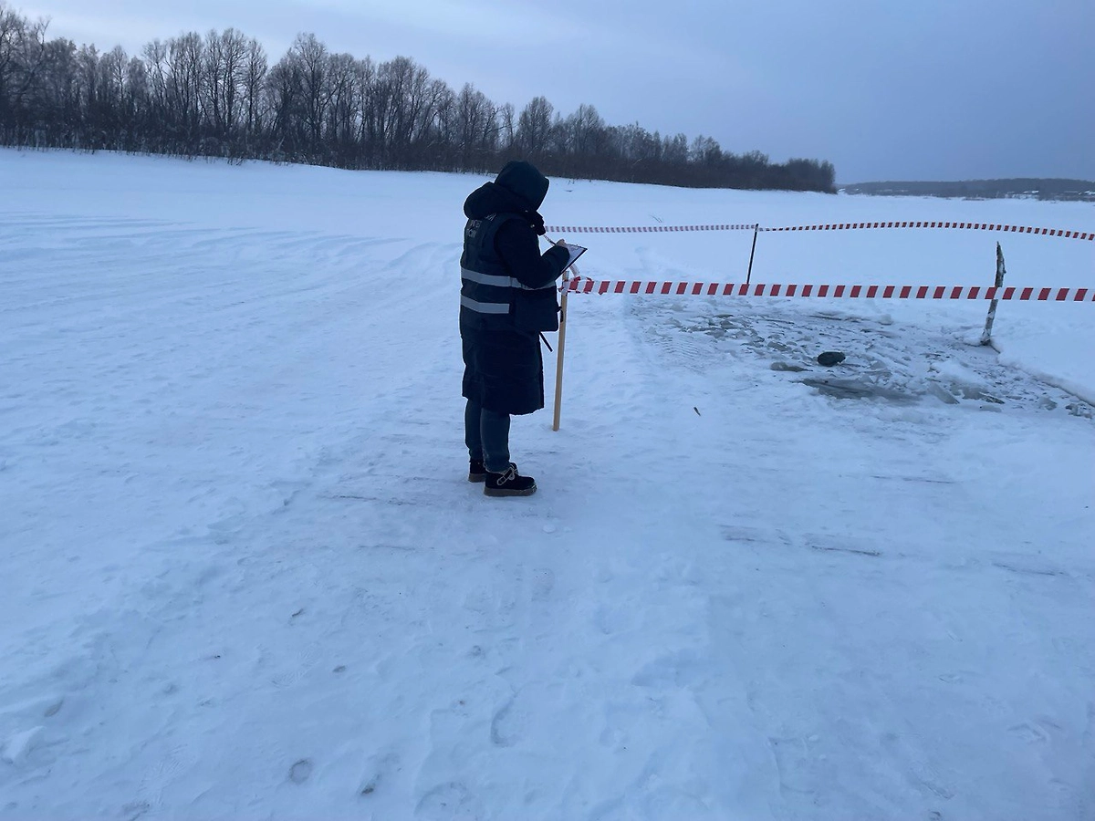 В Омской области водитель провалился под лёд вместе с трактором. Фото © Telegram / СУ СК России по Омской области