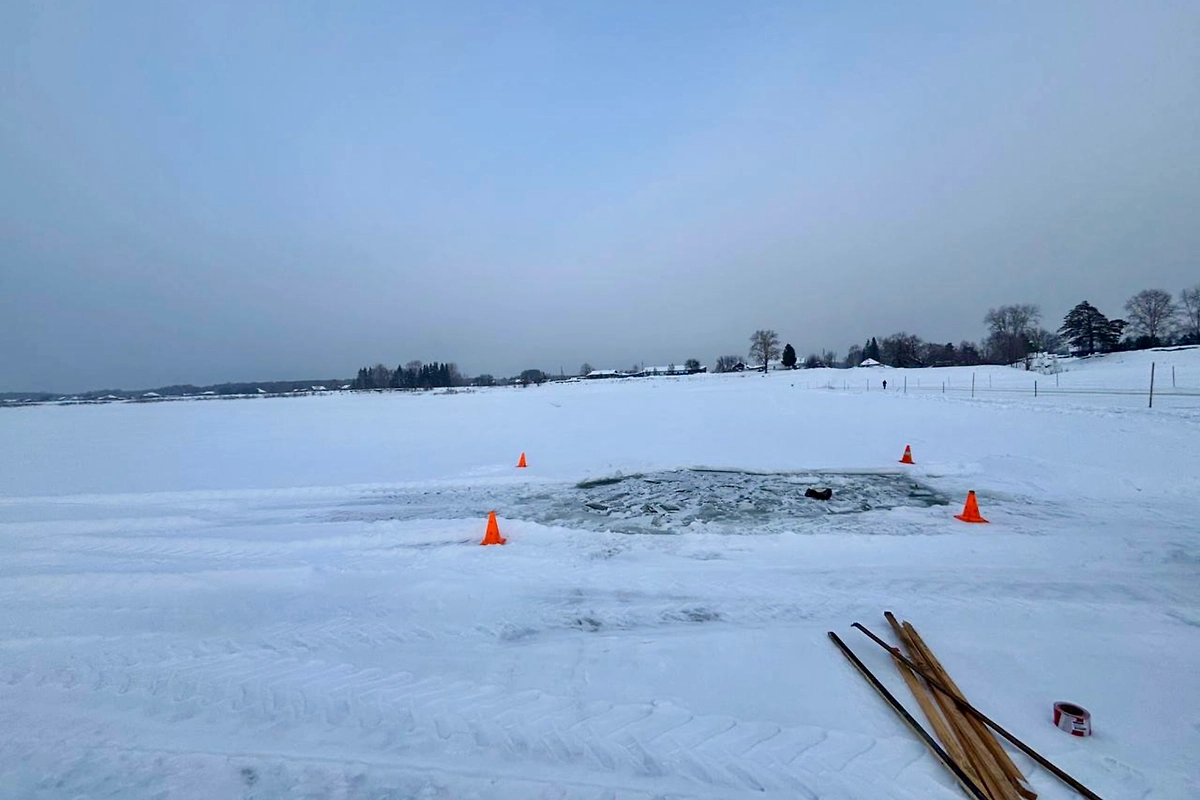 В Омской области водитель провалился под лёд вместе с трактором. Фото © Telegram / Омская полиция