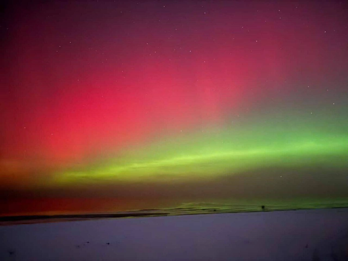 Мощная вспышка на Солнце устроила световое шоу северного сияния по всей России