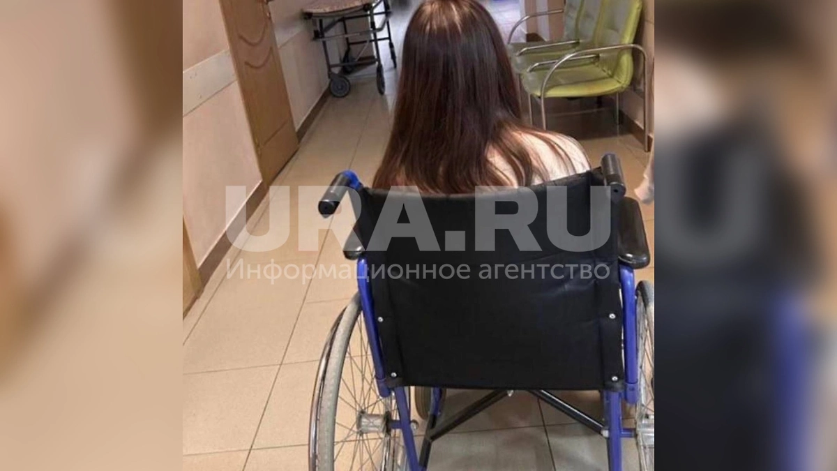 Девочка в инвалидной коляске. Фото © Telegram / URA.RU