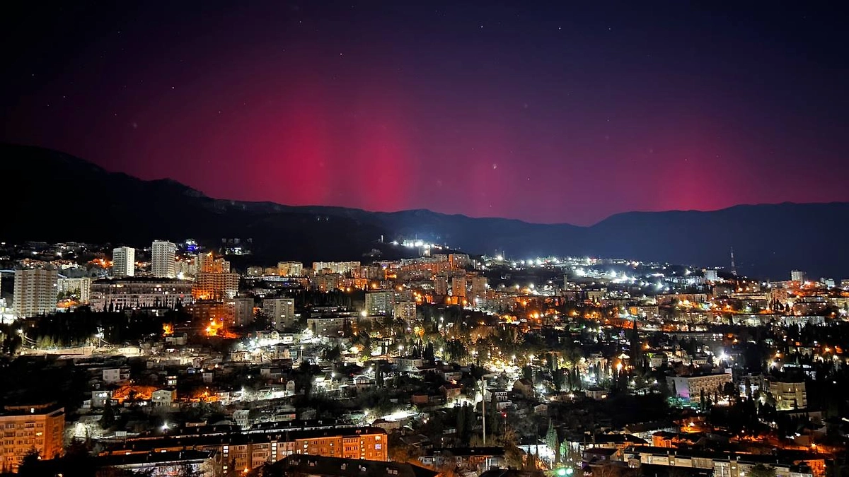 Мощная вспышка на Солнце устроила световое шоу северного сияния по всей России