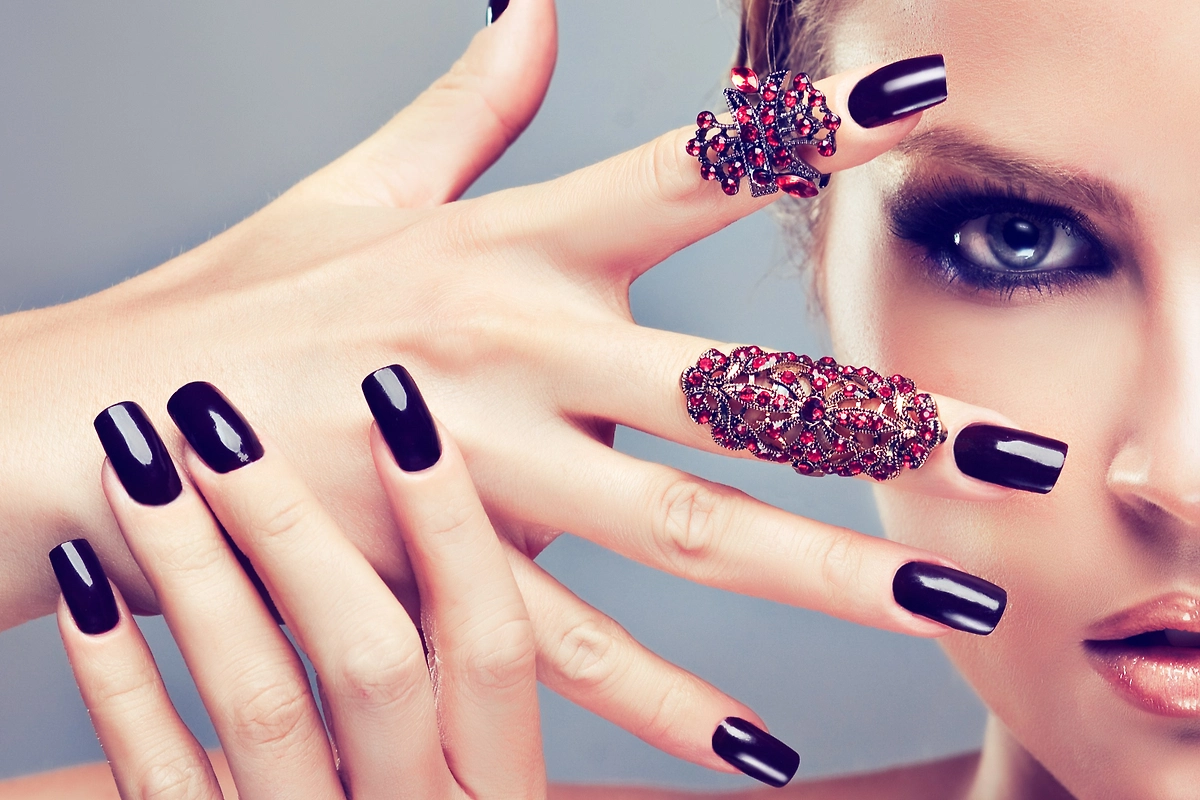 Один их трендовых оттенков лака в 2026 году — аметист. Фото © Shutterstock&nbsp;/ FOTODOM / Sofia Zhuravetc