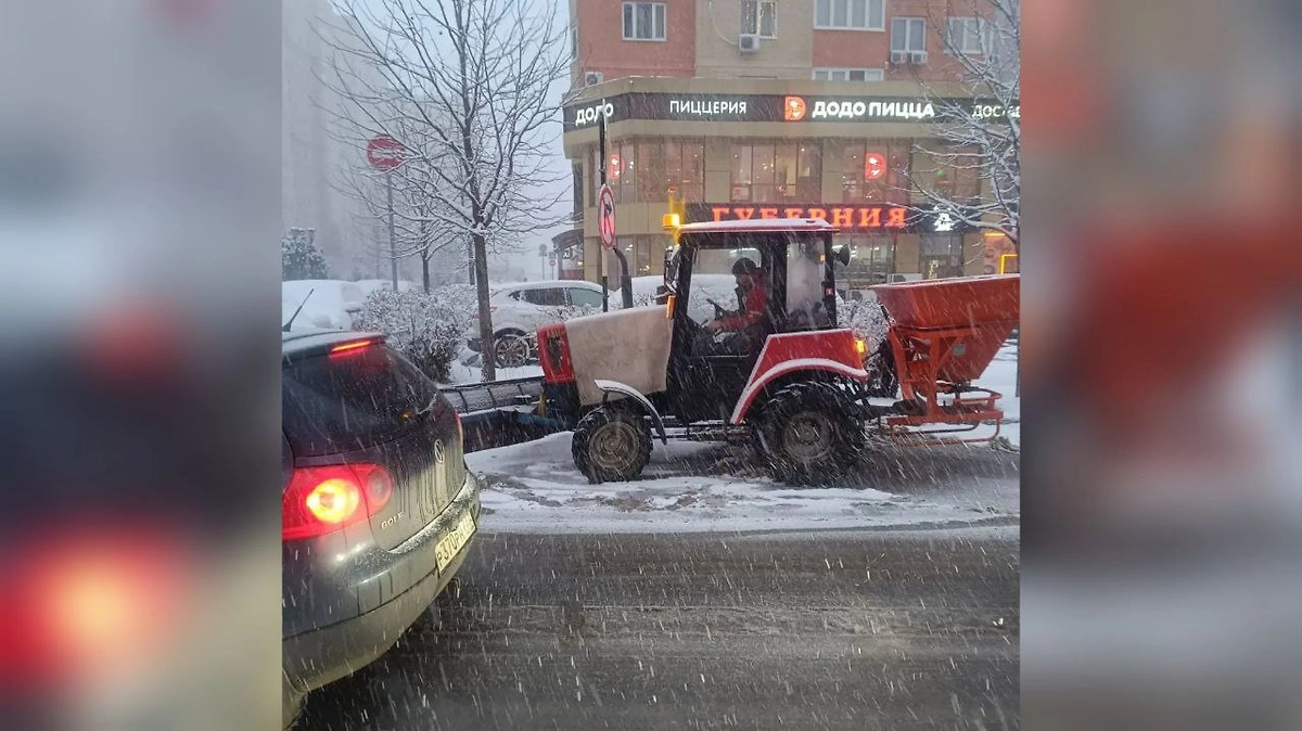 Столица Кубани в снегу — управляющие компании прилагают все усилия для расчистки дорог. Фото © Telegram / Блокнот Краснодар