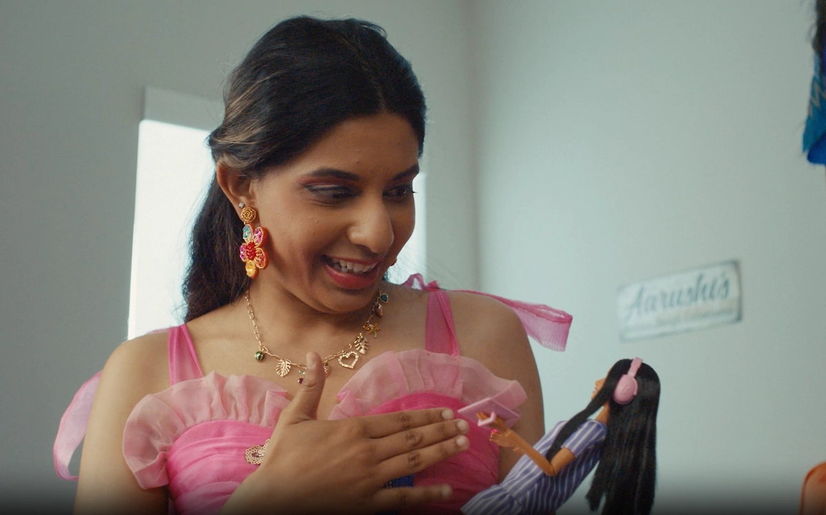 Первая кукла Барби с расстройством аутичного спектра в руках у девушки. Фото © Mattel