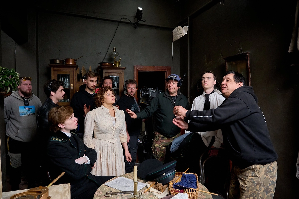 Егор Кончаловский, день рождения 15 января: фильмография и новые проекты. Кадр со съёмок © «Авиатор», режиссёр Егор Кончаловский, сценаристы Юрий Арабов, Олег Сироткин и др. / Kinopoisk