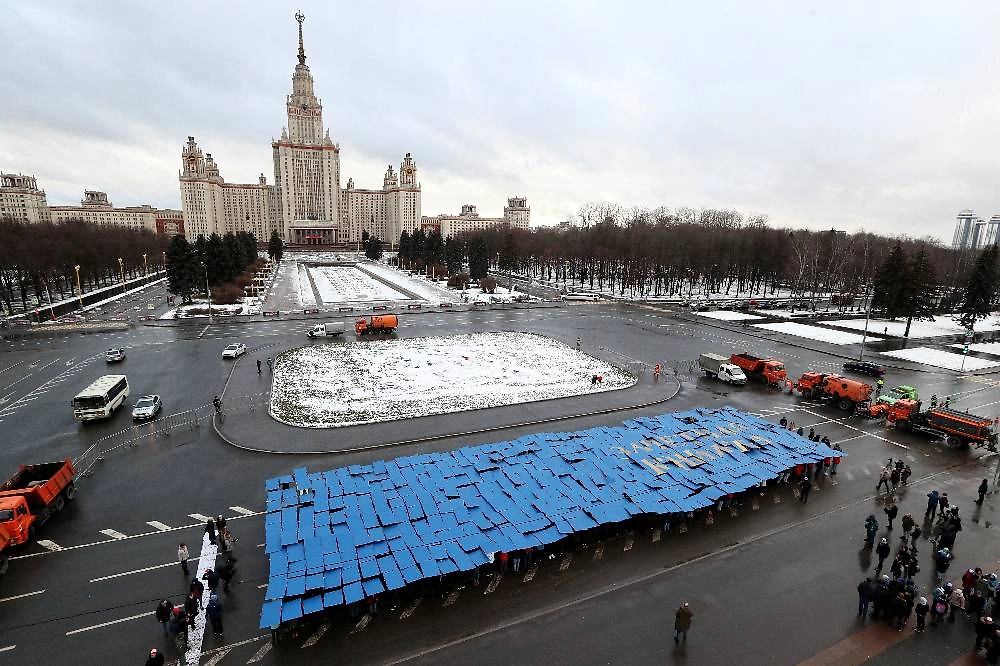 Студенты на Университетской площади перед главным зданием МГУ имени М. В. Ломоносова во время массового флешмоба «Зачётка». Фото ©&nbsp;ТАСС / Гавриил Григоров
