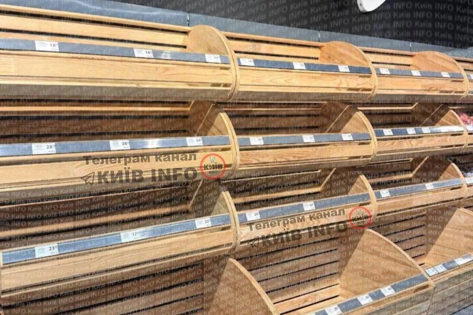 В магазинах Киева опустели полки с хлебом и водой. Фото © Telegram / Политика страны