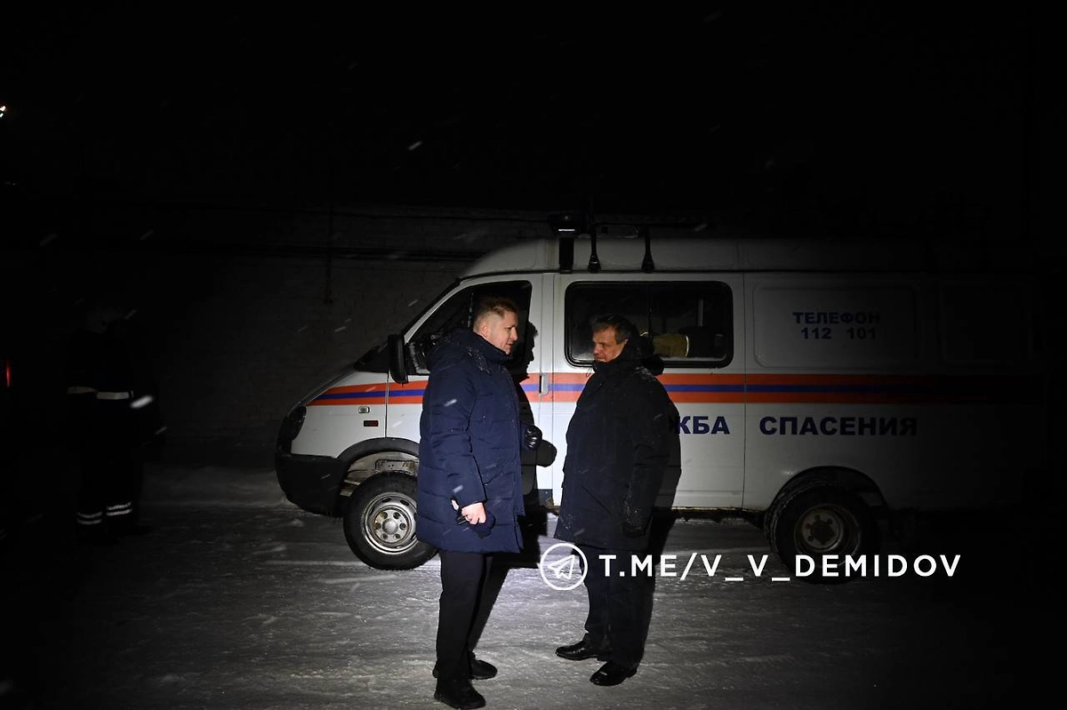 Сотрудники МЧС ликвидировали возгорание, возникшее после атаки ВСУ по Белгороду. Фото © Telegram / ДЕМИДОВ