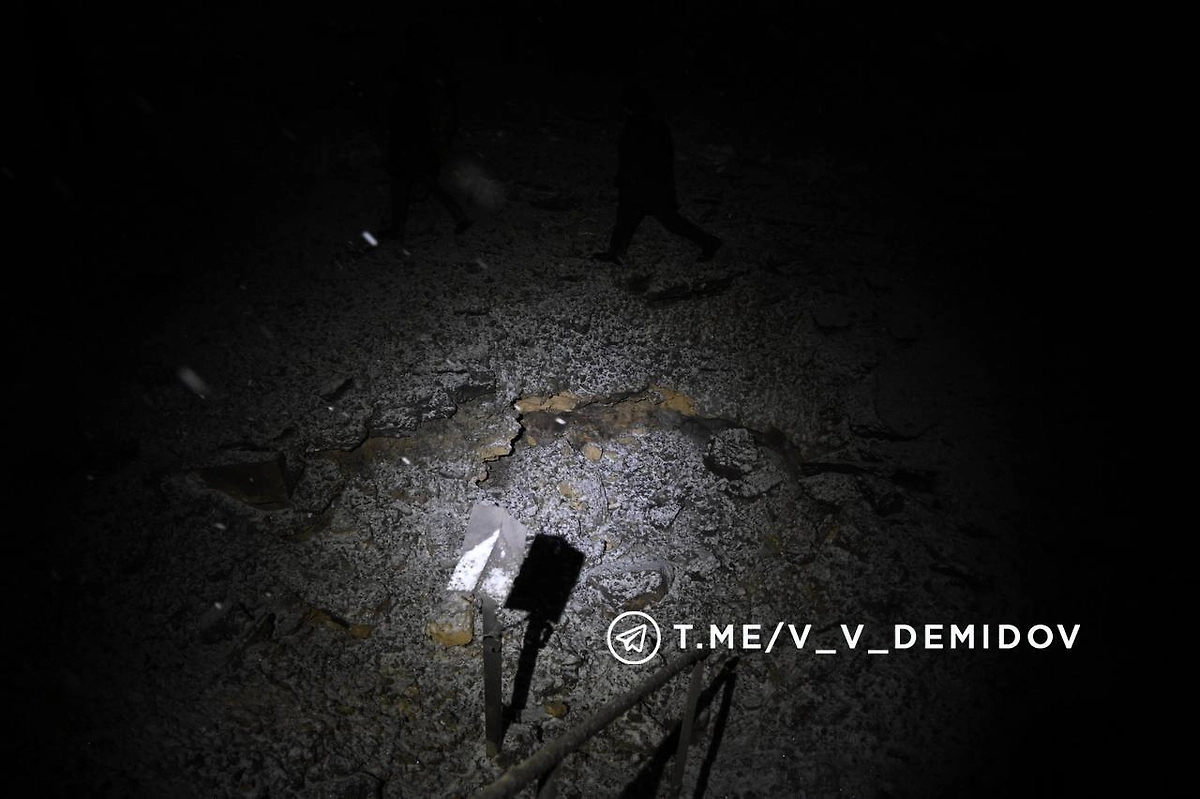 Сотрудники МЧС ликвидировали возгорание, возникшее после атаки ВСУ по Белгороду. Фото © Telegram / ДЕМИДОВ