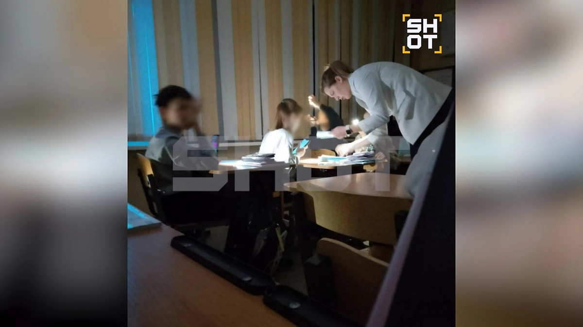 Мурманские школьники учатся в темноте из-за блэкаута. Фото © SHOT