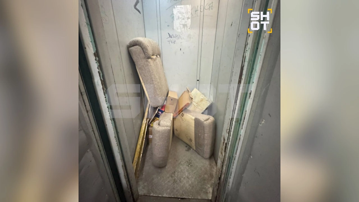 Хлам, из-за которого две жительницы Владивостока чуть не сгорели в лифте. Фото © SHOT