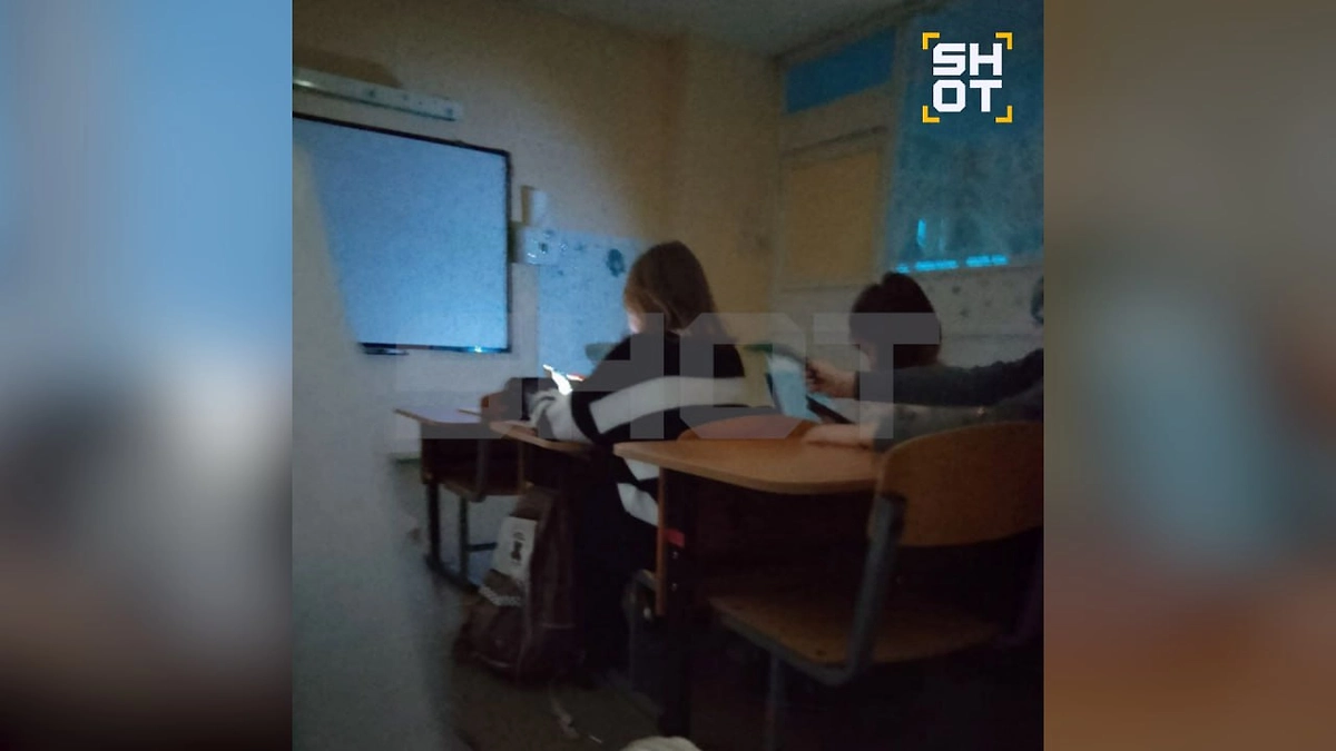 Мурманские школьники учатся в темноте из-за блэкаута. Фото © SHOT