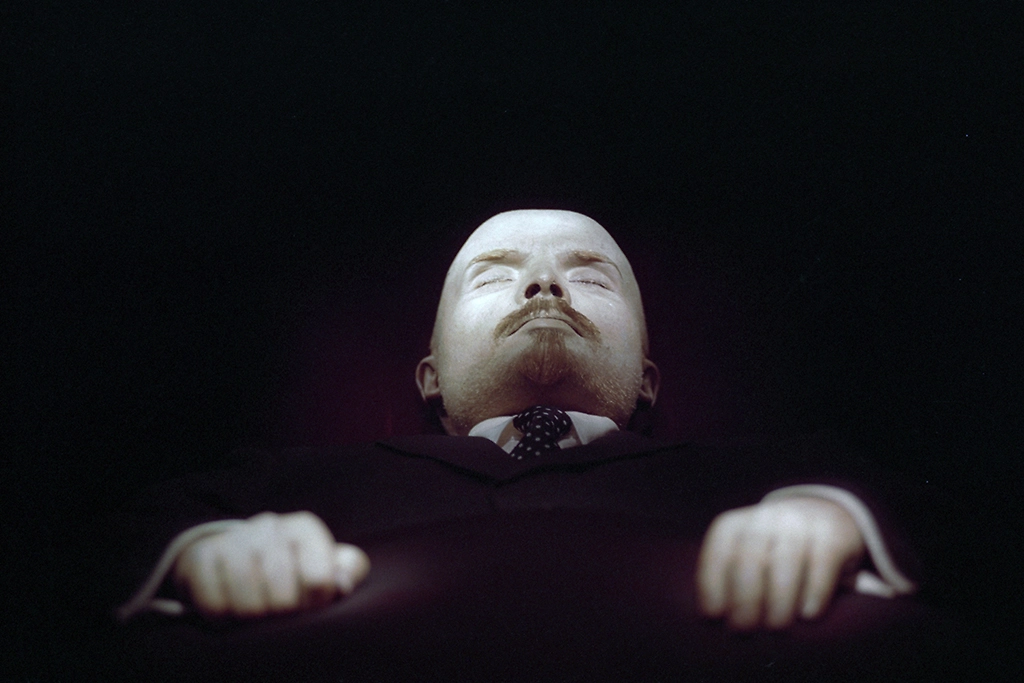 Владимир Ильич — мумия, которая может ожить в любой момент. Фото © ТАСС / Александр Чумичев