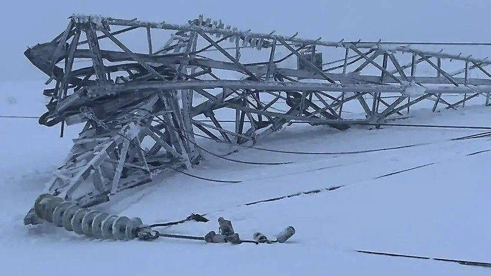 Обрушившаяся из-за снега опора ЛЭП в Мурманской области. Обложка © Telegram / Губернатор Чибис
