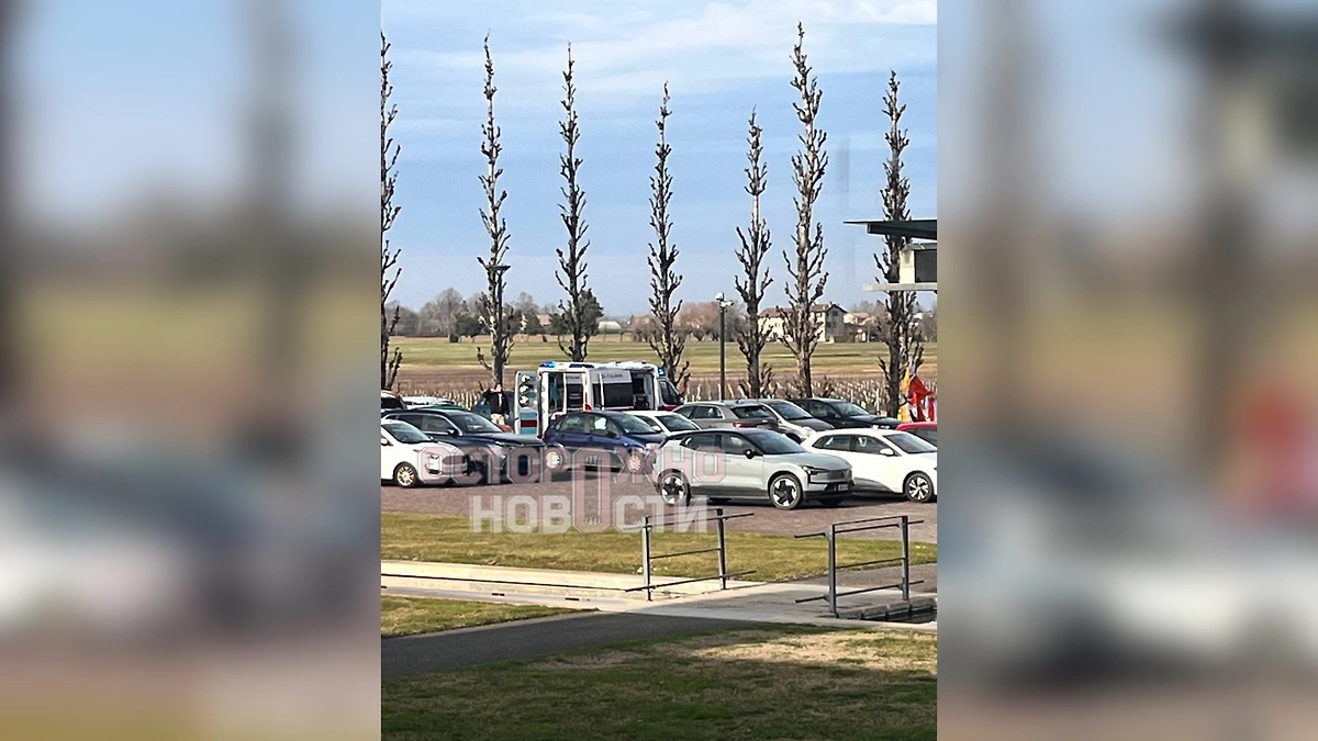 В Италии парапланерист разбился на территории офиса Max Mara. Видео © Telegram / «Осторожно, новости»