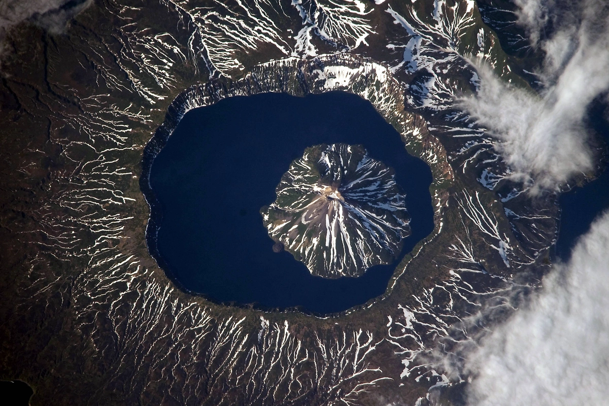 Озеро Кольцевое в кальдере вулкана Креницына на острове Онекотан. Фото © Wikipedia / the Image Science & Analysis Laboratory, NASA Johnson Space Center.