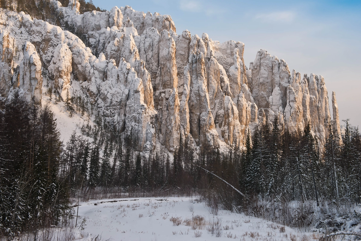 Ленские столбы в Якутии: 220-метровые скалы вдоль реки Лены. Фото ©  Shutterstock / FOTODOM / Mikhail Cheremkin