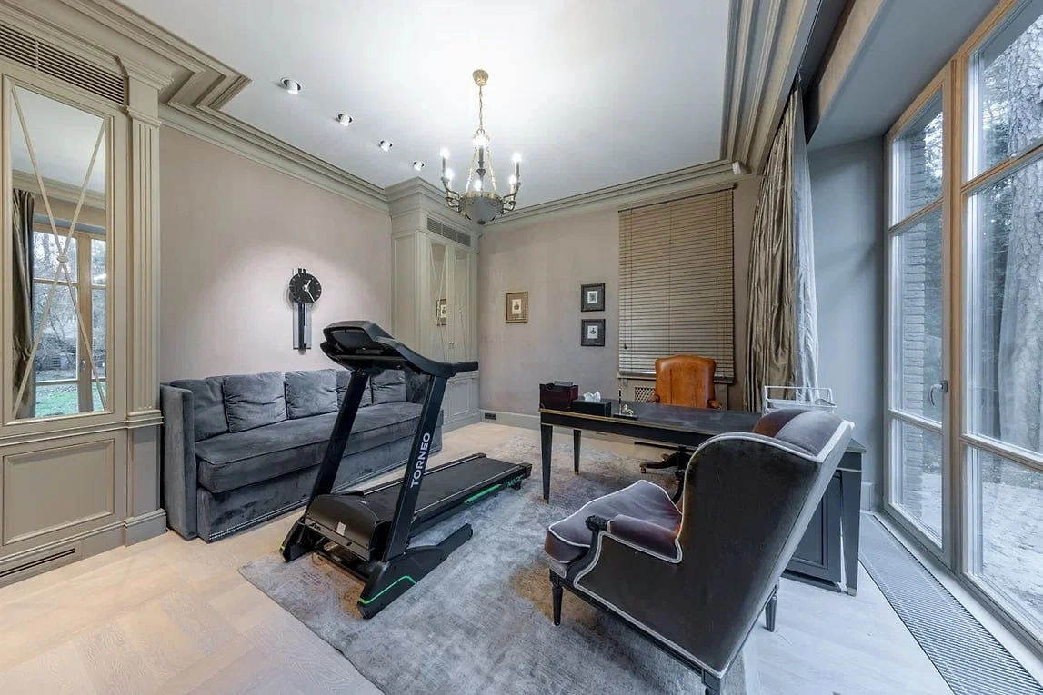 Дом Стивена Сигала на Рублёвке. Фото © Telegram / РИА Недвижимость