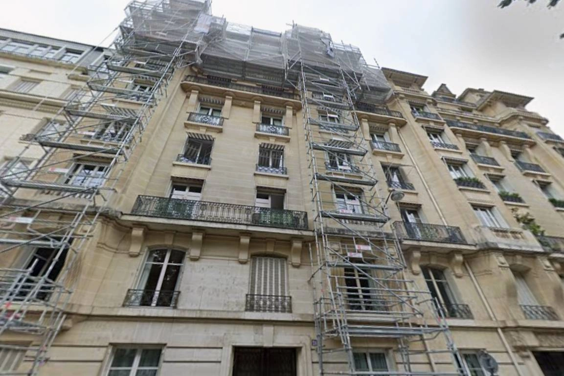 Дом по адресу: 28 RUE FABERT в Париже, где находится квартира Бахчинянов. Фото © google.ru/maps