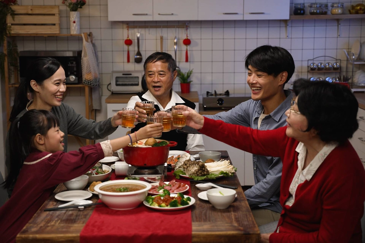 В Китае в Новый год за столом обязательно присутствует вся семья. Фото © Shutterstock / FOTODOM / PRPicturesProduction