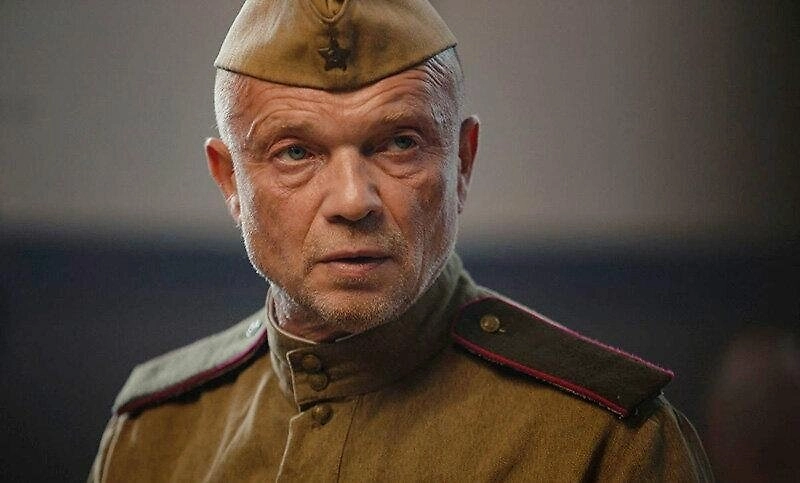 Смоляков в роли фронтовика. Фото © Кадр из фильма «Топор. 1943», режиссёр Вадим Островский / Kino-teatr.ru