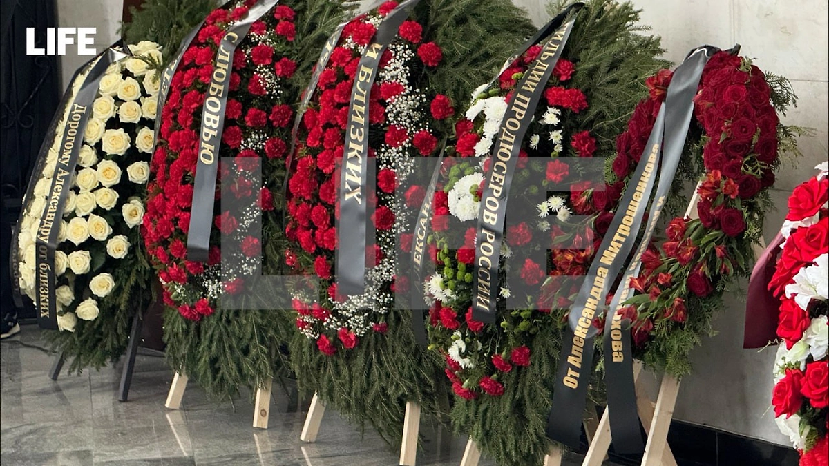 Венки, присланные на церемонию прощания с Александром Олейниковым в Москве. Фото © Life.ru