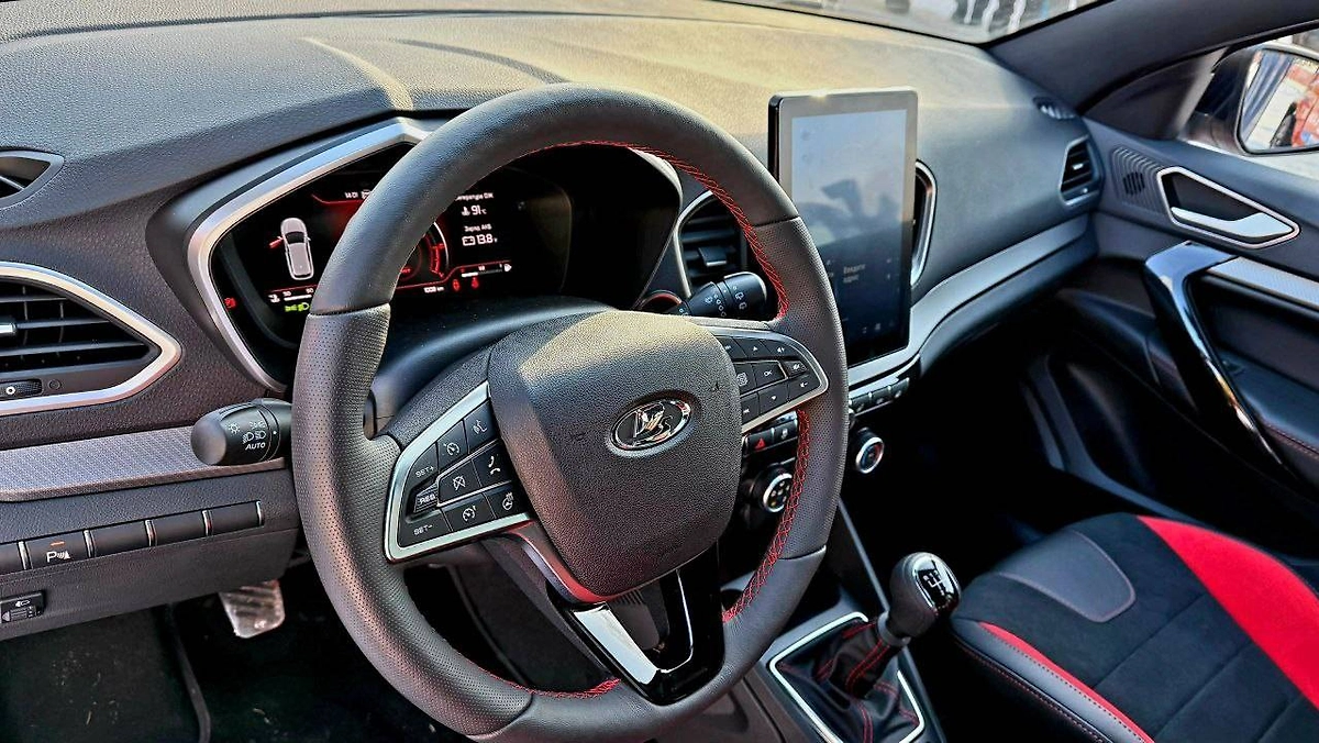 Даже в базовой версии у Vesta Sport будут 10-дюймовые экраны с Алисой. Фото © Telegram / RCI News | Russian Car Industry