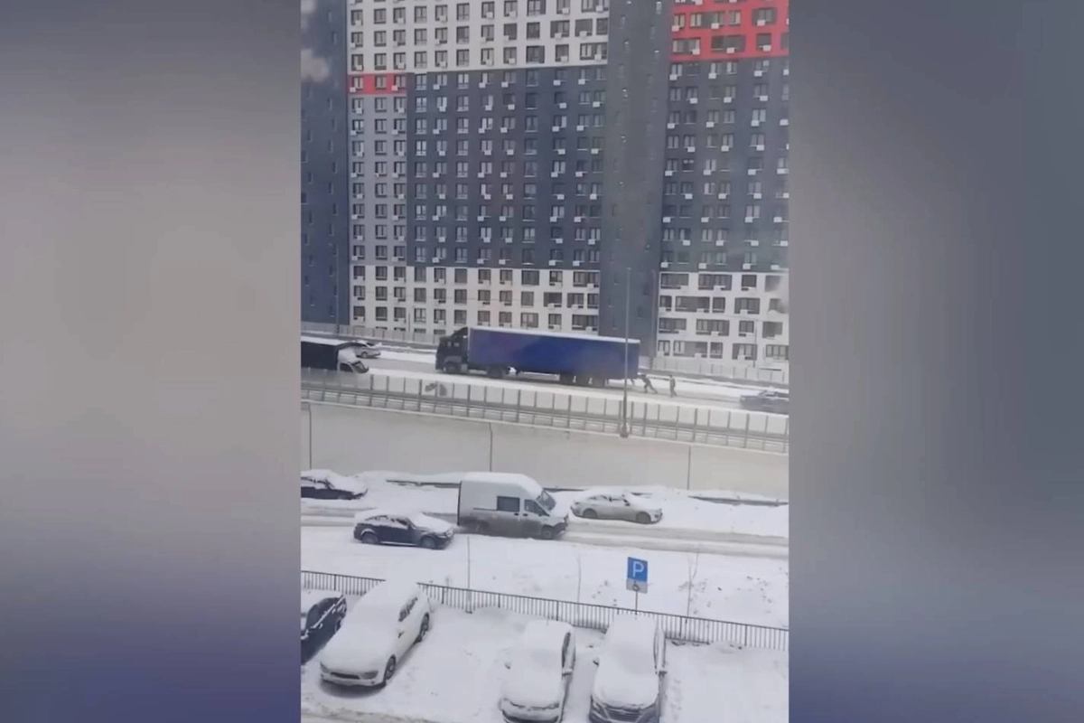 В Реутове сотрудник ГИБДД затолкал буксующую фуру на мост по скользкой дороге/ Обложка © Telegram / Денис Бакулин. Реплика