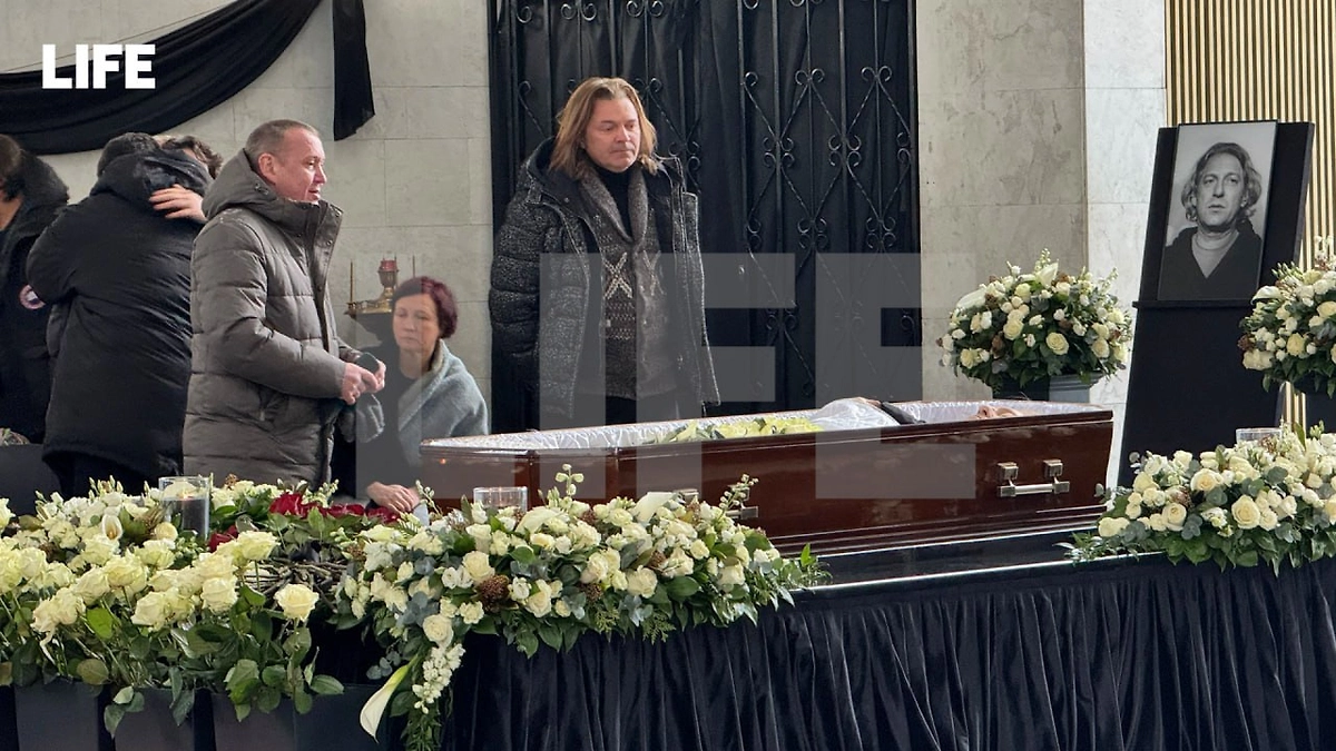 Дмитрий Маликов на церемонии прощания с Александром Олейниковым. Обложка © Life.ru