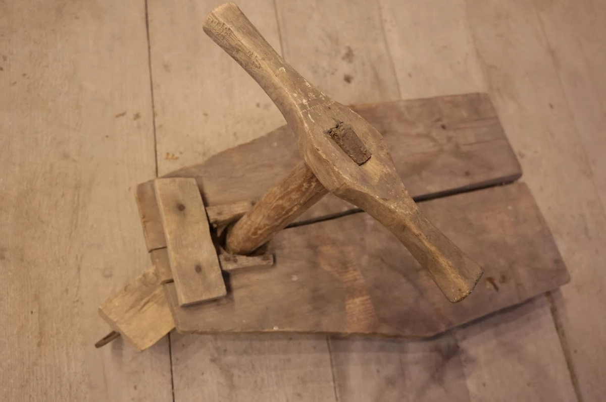 Сани «Рулетка», на которых Алексей Калмыков катался в детстве с ледяной горки в Тарусе. Внизу прикреплены коньки. Фото © Ирина Кудрявцева