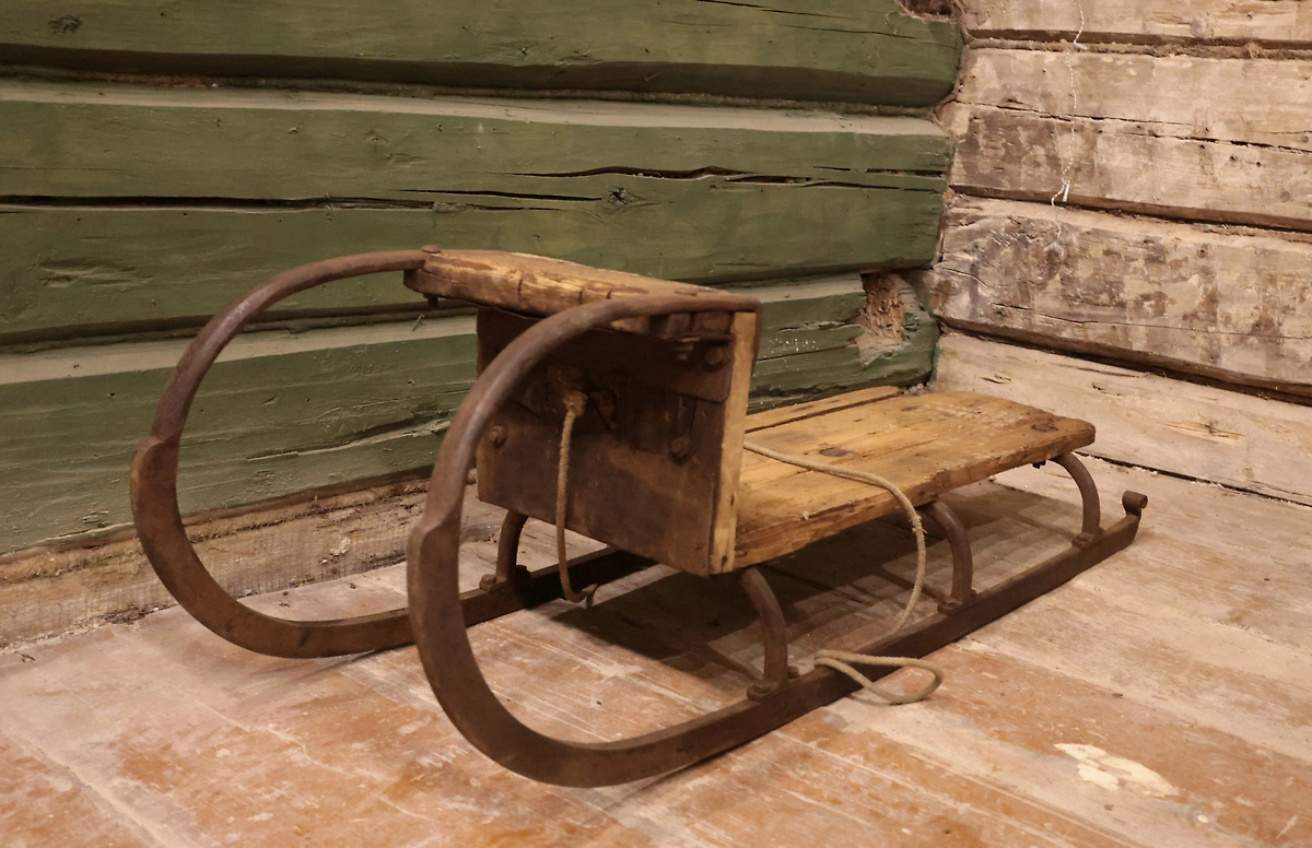 Сани XVIII века для катания с горки. Самые старые саночки на выставке. Фото © Ирина Кудрявцева